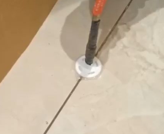 京山瓷砖空鼓维修公司专业解答瓷砖在铺贴过程中，如果没有涂抹均匀到位的粘结材料（如水泥砂浆或瓷砖胶），可能会导致以下问题